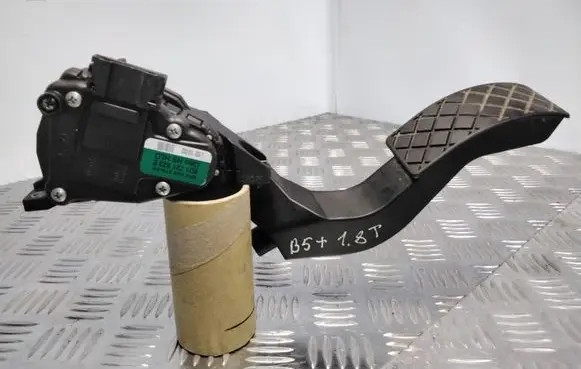 Volkswagen PASSAT B5 Accelerator throttle pedal 8D1721523E
