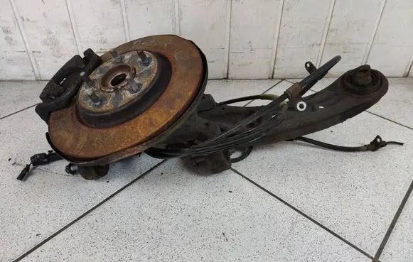 Rear wheel hub spindle/knuckle