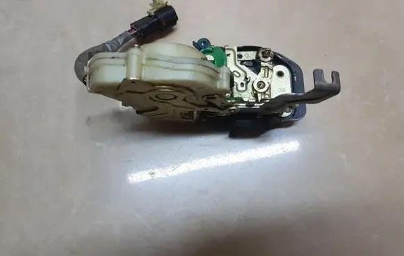KIA Sorento Front door lock