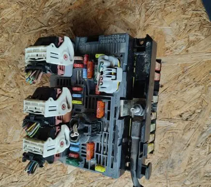 Peugeot 5008 Fuse module 9667044980
