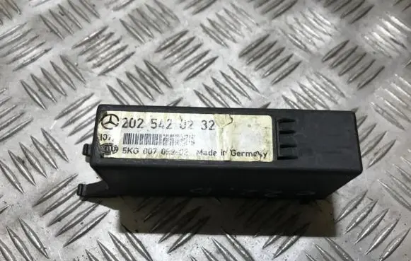 Mercedes-Benz C W202 Light module LCM 2025420232 5kg007099-02