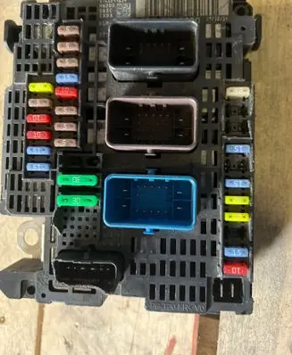 Peugeot Expert Fuse module 9811995580