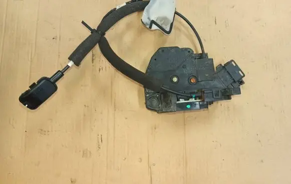 Renault Latitude (L70) Rear door lock 825020013R