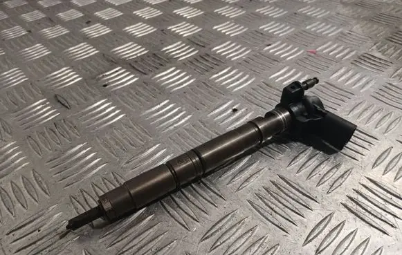 Volkswagen PASSAT B6 Fuel injector 03L130277
