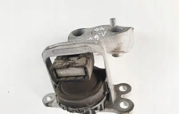 Nissan X-Trail T32 Engine mount bracket
