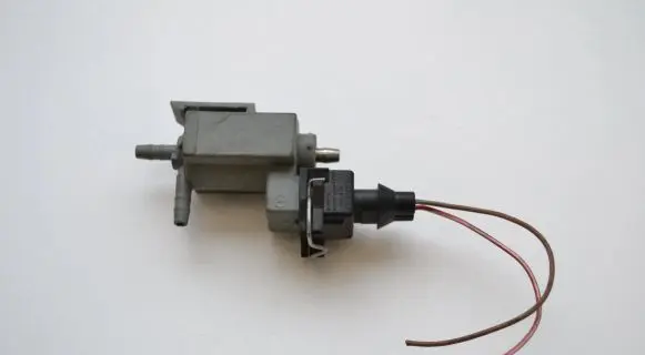 BMW 7 E65 E66 Turbo solenoid valve 7516376