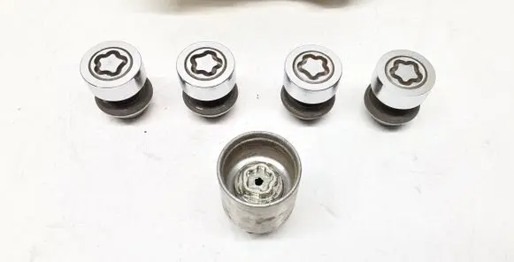 Volvo V50 Anti-theft wheel nuts and lock 30683924