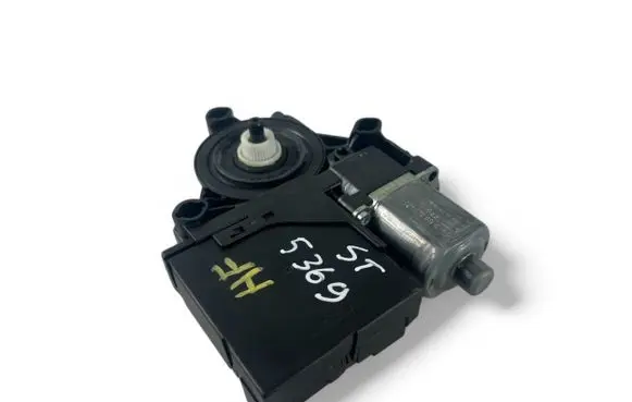 Volkswagen PASSAT B7 Front door window regulator motor 3AA959702A