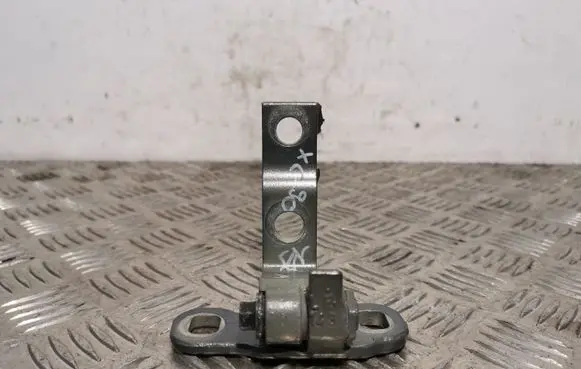 Volvo XC90 Front door upper hinge