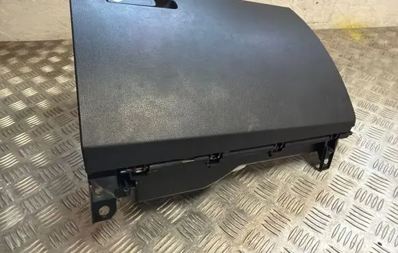 Mercedes-Benz B W247 Glove box 3311783 15367758U