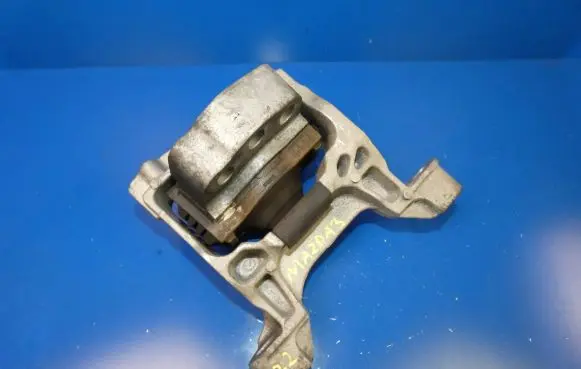 Mazda 3 II Engine mount bracket