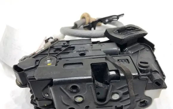 Volkswagen PASSAT B8 Rear door lock 5E0839016