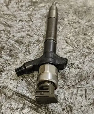 Toyota Avensis T250 Fuel injector 236700R030