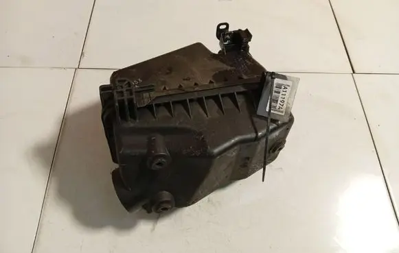 Toyota Avensis T250 Air filter box 177050D041