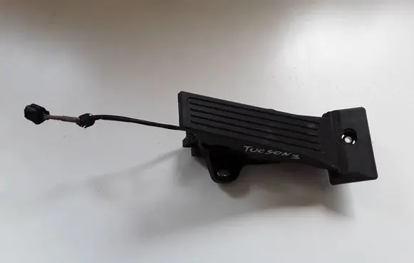 Hyundai Tucson TL Accelerator throttle pedal D79