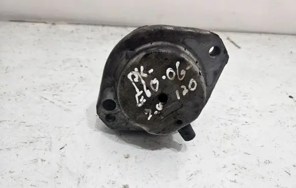 BMW 5 E60 E61 Engine mount bracket 6769874