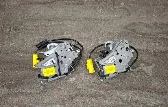 BMW M5 G90 Engine bonnet/hood lock/catch 9880005 9880006