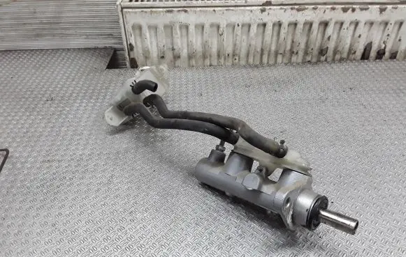 Mitsubishi Grandis Master brake cylinder