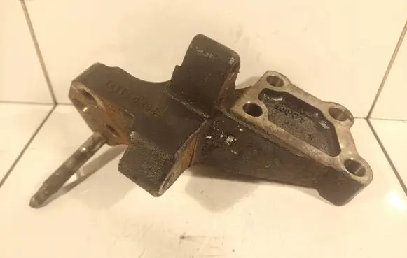 Toyota Avensis T270 Engine mounting bracket 123150R020