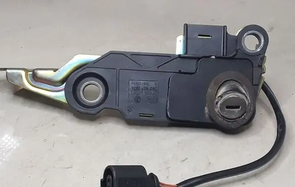 Volkswagen PASSAT B5.5 Tailgate exterior lock 