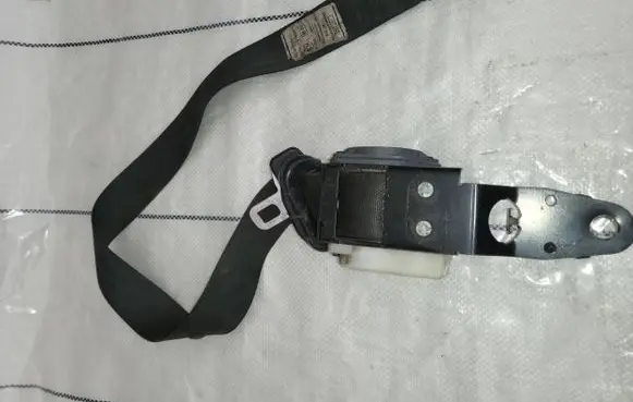 Jeep Grand Cherokee (WJ) Rear seatbelt E110663