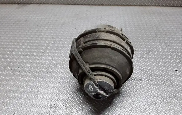 Volvo V70 Engine mount bracket