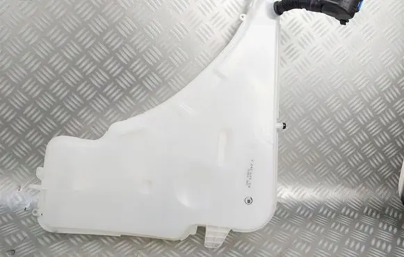 BMW 2 F22 F23 Windshield washer fluid reservoir/tank 7241671