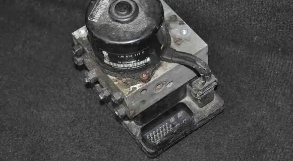 Volkswagen Golf IV ABS Pump 1J0614117C