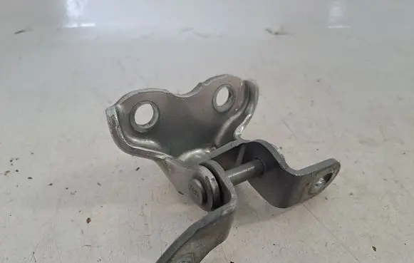 Toyota Avensis T250 Rear door upper hinge 6875005020