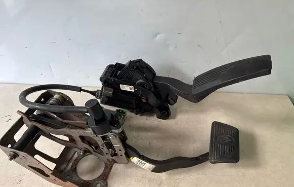 Maserati Ghibli Accelerator throttle pedal 06700051800