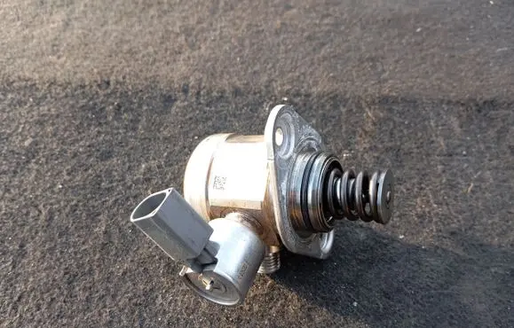 BMW X6 E71 Fuel injection high pressure pump 0261520143 7010442095
