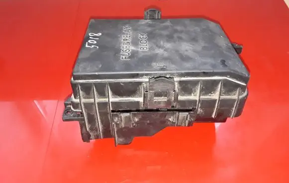 KIA Carens II Fuse box cover 919501D140
