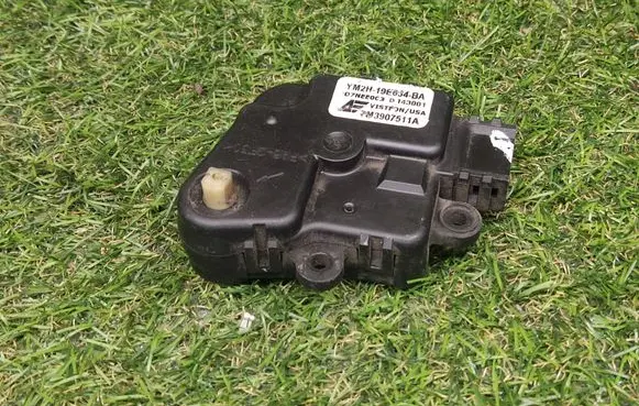 Volkswagen Sharan Air flap motor/actuator 7M3907511A YM2H19E634BA