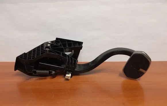 BMW 1 F40 Brake pedal 6888753 8141