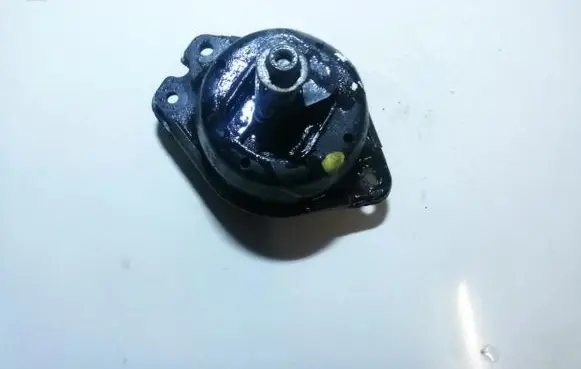 Peugeot 407 Engine mount bracket