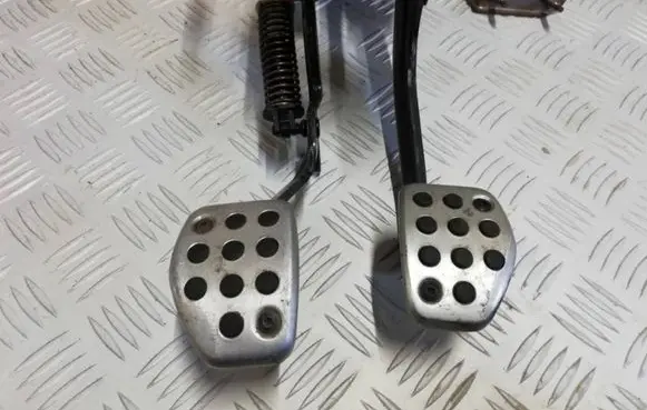Peugeot 207 CC Brake pedal