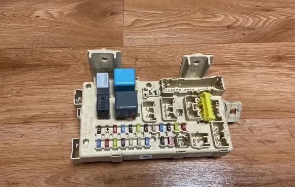Toyota Avensis T250 Fuse module 82641CA030F 3020429160