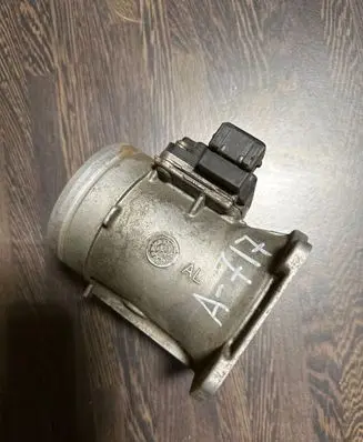 Audi A4 S4 B5 8D Mass air flow meter 037906461B