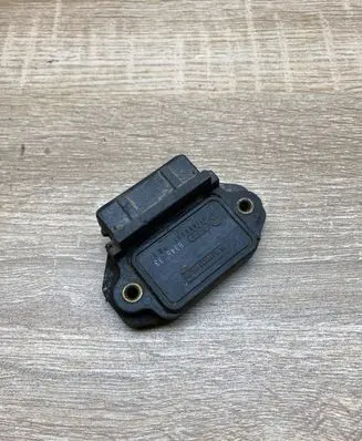 Audi 80 90 S2 B4 Ignition amplifier control unit 211905351