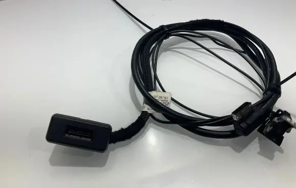 Mercedes-Benz CLS C219 iPod connector socket A2118202413 2118202413