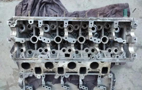 Volkswagen Touran I Engine head R03L103373