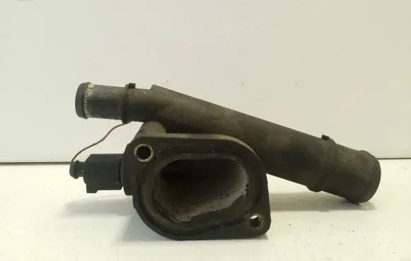 Volkswagen PASSAT B6 Engine coolant pipe/hose 038121132
