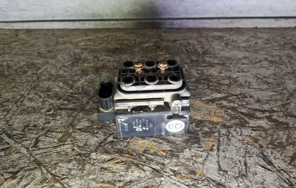 Volkswagen Touareg I Air suspension valve block 15152400082