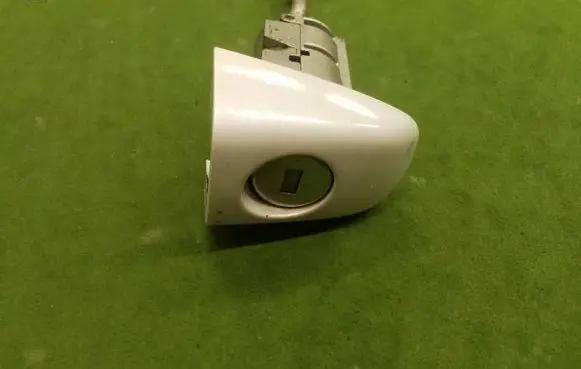 Citroen C4 I Front door lock (next to the handle) N0503836