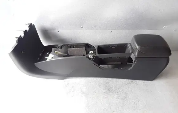 Volvo V50 Center console 8687407