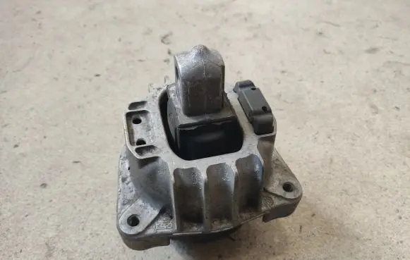 BMW 6 F12 F13 Engine mount bracket 6777371