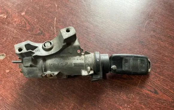 Volkswagen PASSAT B5.5 Ignition lock 4B0905851N