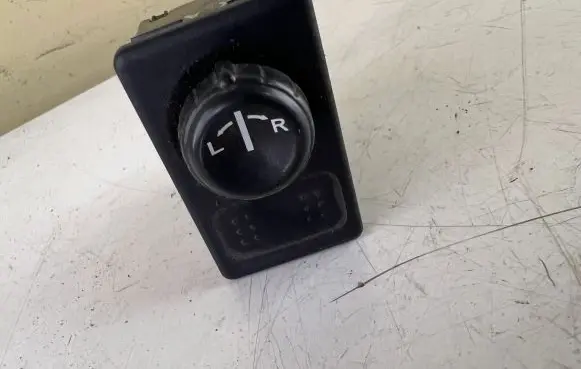 Nissan Almera Tino Wing mirror switch