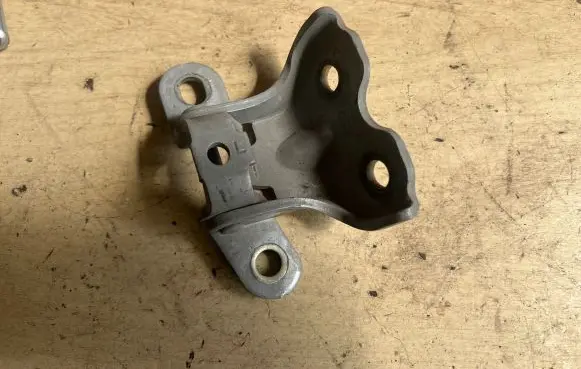 Hyundai Getz Front door lower hinge 