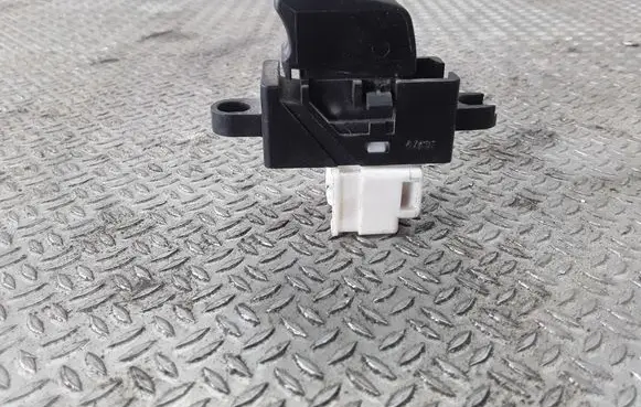 Nissan X-Trail T30 Electric window control switch